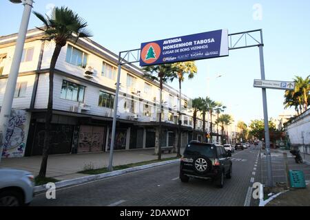 Fortaleza, Brasilien. November 2020. Iracema Beach, an diesem Sonntagnachmittag, (15), in Fortaleza, (CE). Auf dem Foto, Bewegung auf der Avenida Monsenhor Tabosa, Praia de Iracema, nach dem Ende der Abstimmung für Kommunalwahlen. Kredit: Mauro Akiin Nassor/FotoArena/Alamy Live Nachrichten Stockfoto