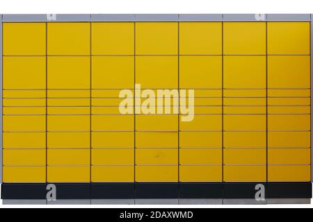 Isolierte gelbe Paketabholstation oder Packstation auf weißem Hintergrund. Stockfoto