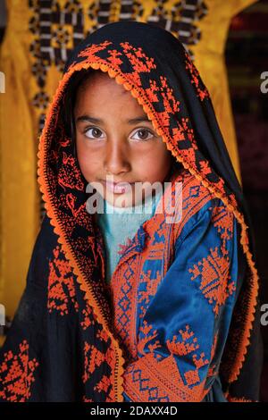 Porträt des Mädchens von Baloch (Baluch) in den Provinzen Sistan und Baluchestan im Iran. Stockfoto