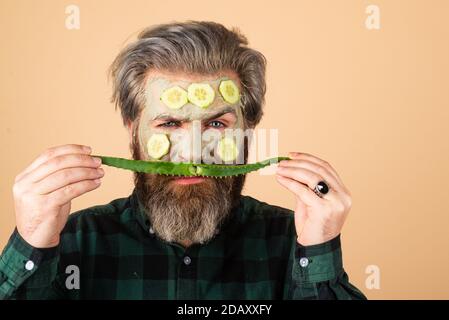 Spa Pflege Gesichtspflege Lustig Junge Madchen Mit Einer Maske Fur Haut Gesicht Und Gurken Stockfotografie Alamy