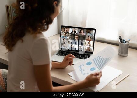 Glückliche junge Angestellte, die ein Videoanruf mit Kollegen abhält. Stockfoto