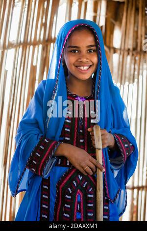 Porträt des Mädchens von Baloch (Baluch) in den Provinzen Sistan und Baluchestan im Iran. Stockfoto