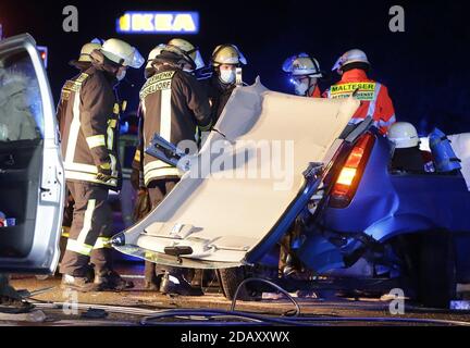 Düsseldorf, Deutschland. November 2020. Notfallteams schnitten eine Frau aus ihrem schwer beschädigten Fahrzeug. Zwei Fahrzeuge kollidierten bei einem Unfall auf dem Highway 46. Kredit: David Young/dpa/Alamy Live Nachrichten Stockfoto