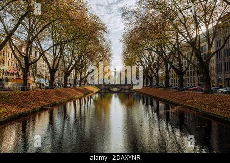 Blick auf den Kanal in Königsalle, dem berühmten Luxus-Einkaufsviertel im Herbst. Stockfoto