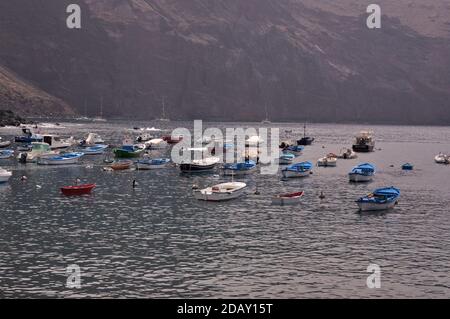 Kleine Angeln und Vergnügungsboote in einem kleinen Angeln festgemacht Hafen auf einer atlantischen Insel Stockfoto