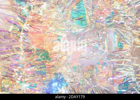Weihnachtliche Lametta Girlande abstrakter Hintergrund in pastellfarbenen irisierenden Farben. Stockfoto