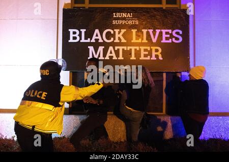 WASHINGTON D.C., NOVEMBER 14- Trump-Anhänger reißen Black Lives Matter-Schilder auf dem Black Lives Matter Plaza während des Millionen-Maha-Marsch-Protests zum Wahlergebnis am 14. November 2020 in Washington, DC nieder.Foto: Chris Tuite/imageSPACE/MediaPunch Stockfoto