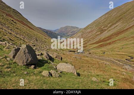 Kirkstone Pass, A592 von Windermere nach Patterdale, Cumbria, mit dem Brothers Water in der Ferne. Stockfoto