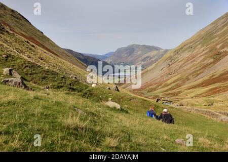 Zwei Damen mittleren Alters genießen die Aussicht entlang Kirkstone Pass, A592 von Windermere nach Patterdale, Cumbria, withe Brothers Water in der Ferne. Stockfoto