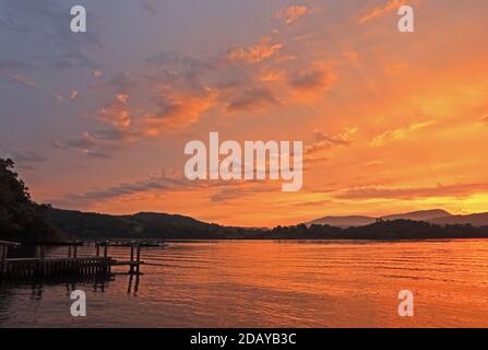 Sonnenuntergang über Lake Windermere, Blick nach Süden, in Richtung Claife Heights Stockfoto