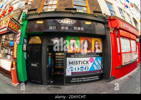 London, Großbritannien, 13. November 2020 Maskey automatisiertes Selbstbedienungsmaskengeschäft in Soho im West End. Schutz der Coronavirus-Maske. Stockfoto