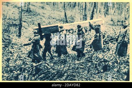 Die deutschen Soldaten bauten die hölzerne Markierung zwischen der neuen Grenzlinie - Deutschland und der Sowjetunion auf dem Staatsgebiet Polens. Stockfoto