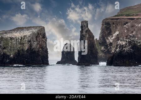 Felsige Küste der Insel Anacapa mit nebligen Himmel. Gelegen im Channel Islands National Park in der Nähe von Oxnard California. Stockfoto