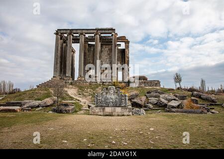 Aizonai antike Stadtruinen mit Zeus-Tempel. Aizanoi antike Stadt in Cavdarhisar, Kutahya, Türkei Stockfoto