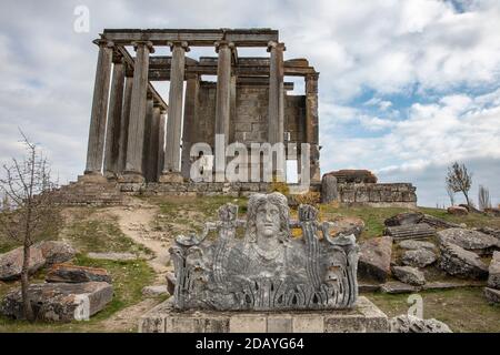 Aizonai antike Stadtruinen mit Zeus-Tempel. Aizanoi antike Stadt in Cavdarhisar, Kutahya, Türkei Stockfoto