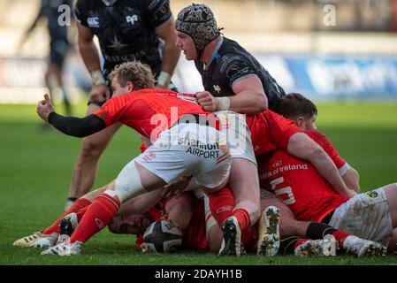 Limerick, Irland. November 2020. Craig Casey von Munster und James Cronin von Munster mit dem Ball während des Guinness PRO14 Runde 6 Rugby-Match zwischen Munster Rugby und Ospreys im Thomond Park in Limerick, Irland am 15. November 2020 (Foto von Andrew SURMA/SIPA USA) Kredit: SIPA USA/Alamy Live News Stockfoto