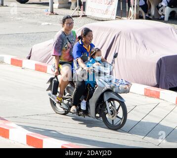 SAMUT PRAKAN, THAILAND, JULI 29 2020, zwei Frauen fahren mit einem kleinen Mädchen auf einem Motorrad. Stockfoto