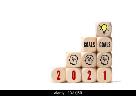 Nachricht ZIELE 2021 auf Holzwürfeln vor Weiß Hintergrund Stockfoto