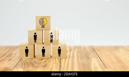 Cubes zeigt eine Brainstorming-Session auf weißem Hintergrund - 3d Abbildung Stockfoto