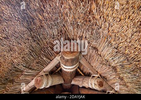 Traditionelle japanische Strohdach Haus, aus der Nähe. Die Details des Daches der alten Gebäude Architektur in Japan. Stockfoto