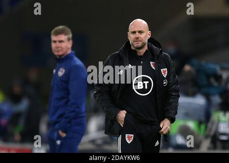 Cardiff, Großbritannien. November 2020. Stephen Kenny, der Cheftrainer der Republik Irland (l) und Rob Page, der Trainer von Wales (r) schauen von der Touchline aus an.UEFA Nations League, Gruppe H Spiel, Wales gegen Republik Irland im Cardiff Stadtstadion in Cardiff, South Wales am Sonntag, 15. November 2020. Redaktionelle Verwendung nur. PIC von Andrew Orchard / Andrew Orchard Sport Fotografie / Alamy Live News Kredit: Andrew Orchard Sport Fotografie / Alamy Live News Stockfoto