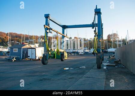 Bootschlinge am Yachthafen mit Motorbooten und Segelbooten, die im Trockendock-Lager aufgestellt sind. -01 Stockfoto