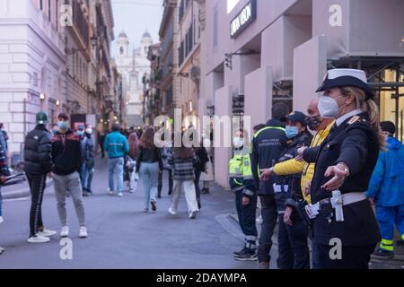 Rom, Italien. November 2020. Polizei und Katastrophenschutz Kontrolle über del Corso zu vermeiden Versammlungen von Menschen gegen die Ausbreitung der Covid-19 Pandemie in Rom, Italien am 14. November 2020. (Foto: Matteo Nardone/Pacific Press/Sipa USA) Quelle: SIPA USA/Alamy Live News Stockfoto