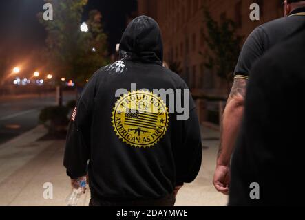 Washington, District of Columbia, USA. November 2020. Tausende versammelten sich zur Unterstützung von Präsident Donald Trump in Washington DC beim Million Maga Marsch. Ein stolzer Junge geht die Straße von DC. Kredit: Allison Dinner/ZUMA Wire/Alamy Live Nachrichten Stockfoto