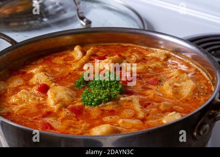 Cajun-Fischeintopf, in einer Pfanne köcheln. Stockfoto