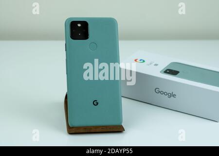 Google Pixel 5 in Sorta Sage Farbe. Stockfoto