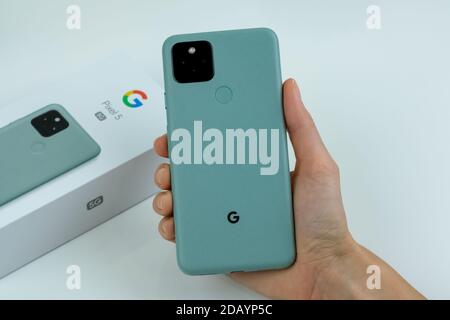 Google Pixel 5 in Sorta Sage Farbe. Stockfoto