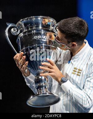 London, Großbritannien. November 2020. Novak Djokovic aus Serbien küsst seine ATP World No. 1 Trophäe bei den ATP World Tour Finals 2020 in London, Großbritannien, am 15. November 2020. Quelle: Han Yan/Xinhua/Alamy Live News Stockfoto