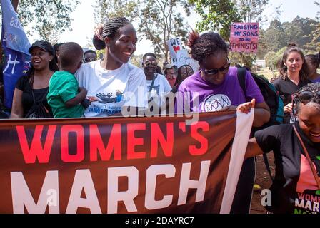 Aktivisten marschierten in Nairobi, der Hauptstadt Kenias, um die Rechte der Frauen zu fördern, am selben Tag, an dem ähnliche Demonstrationen in der ganzen Welt als Reaktion auf die Amtseinführung von US-Präsident Donald Trump stattfanden. Stockfoto