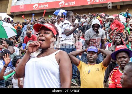 Fans der Fußballmannschaft von Gomba County feiern ein Tor gegen Ssingo County während des Airtel Masaza Cup im Mandela National Stadium in Kampala, Uganda. Stockfoto