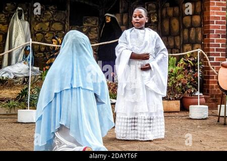 Kinder der römisch-katholischen Kirche von Lourdes führten im Bulawayo Centenary Park in Simbabwe ein Krippenspiel auf. Stockfoto