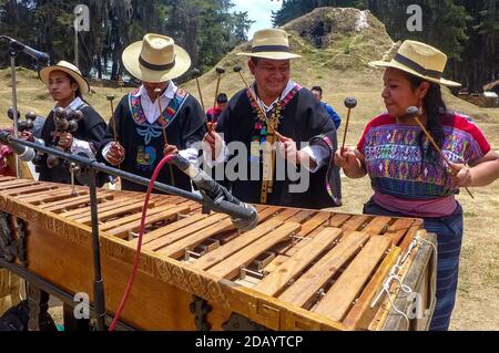 Abraham Bámaca Chalí (zweiter von rechts), Ixchel Tuyuc Cux (rechts) und andere Mitglieder der Grupo Xajil Band aus San Juan Comalapa, Guatemala, spielen angestammte Musik für heilige Zeremonien, Kunstkreise und kulturelle Aktivitäten auf der ganzen Welt. Die Gruppe, deren Name Xajil übersetzt „tanzender Musiker“ in der Maya Cakchiquel Sprache, verwendet traditionelle Instrumente wie Marimbas, Conches, xules, Trommeln, Schildkröten, Pfeifen und Regenstöcke. (Norma Bajan Balan, GPJ Guatemala) Stockfoto