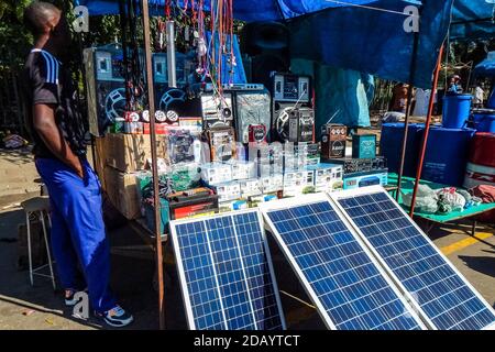 Ein Verkäufer im zentralen Geschäftsviertel von Bulawayo zeigt Solarzellen für den Verkauf im März. Stockfoto