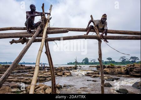 Zwei Männer üben traditionelle Fangtechniken an den Wagenia Falls in Kisangani, Demokratische Republik Kongo. Stockfoto