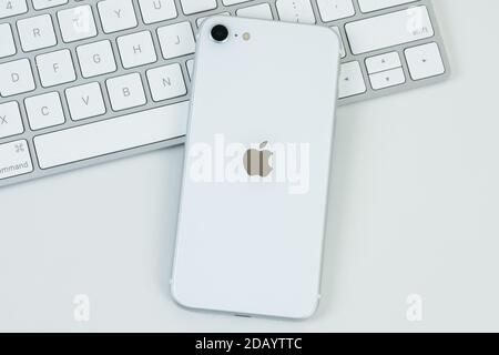 IPhone SE 2 (2. Generation) in weißer Farbe. Stockfoto