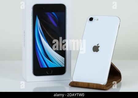 IPhone SE 2 (2. Generation) in weißer Farbe. Stockfoto