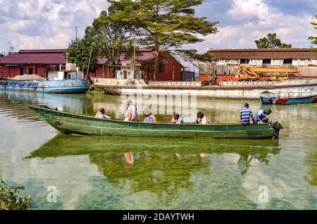 Reisende verlassen den Port Bell Landing Site am Lake Victoria in Kampala, Uganda. Stockfoto