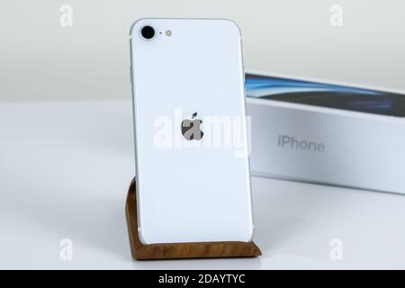 IPhone SE 2 (2. Generation) in weißer Farbe. Stockfoto