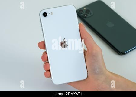 IPhone SE 2 (2. Generation) und iPhone 11 Pro Max. Stockfoto