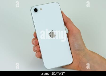 IPhone SE 2 (2. Generation) in weißer Farbe. Stockfoto