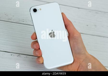 IPhone SE 2 (2. Generation) in weißer Farbe. Stockfoto