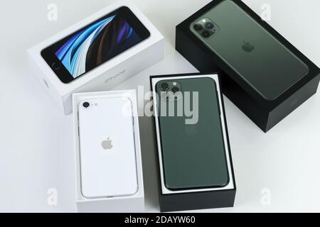 IPhone SE 2 (2. Generation) und iPhone 11 Pro Max. Stockfoto
