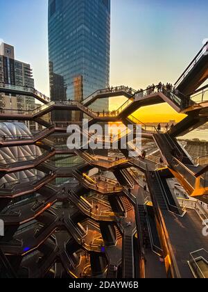 Schiff in New York City, ist Schiff eine Struktur und Besucherattraktion, die als Teil des Hudson Yards Reentwicklungsprojekts in Manhattan gebaut wurde. Stockfoto