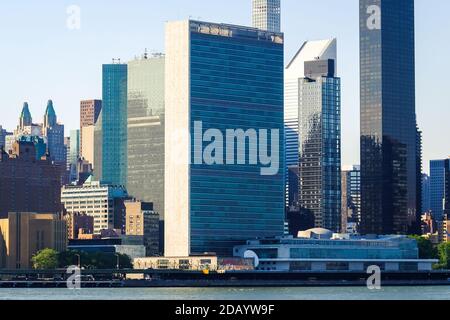 Gebäude des Hauptquartiers der Vereinten Nationen in New York City: Der Treffpunkt der jährlichen Generalversammlung der Vereinten Nationen. Manhattan, New York, USA. Stockfoto