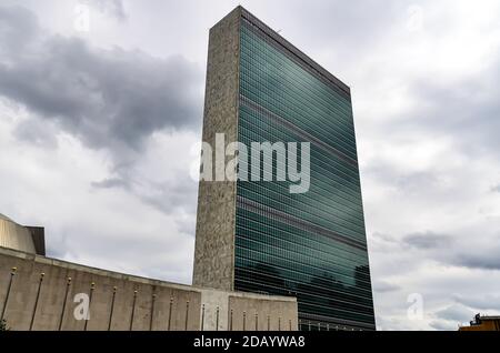 Gebäude des Hauptquartiers der Vereinten Nationen in New York City: Der Treffpunkt der jährlichen Generalversammlung der Vereinten Nationen. Manhattan, New York, USA. Stockfoto