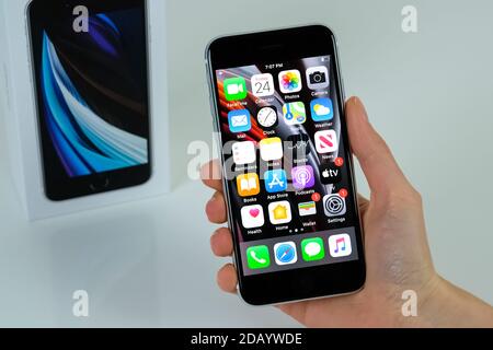 IPhone SE 2 (2. Generation) in weißer Farbe. Stockfoto